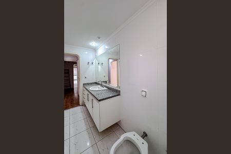 Apartamento para alugar com 295m², 4 quartos e 4 vagas Apartamento para alugar com 295m², 4 quartos e 4 vagasBanheiro da Suíte 2