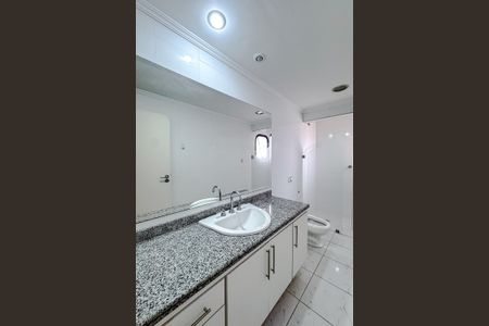 Apartamento para alugar com 295m², 4 quartos e 4 vagas Apartamento para alugar com 295m², 4 quartos e 4 vagasBanheiro da Suíte 2