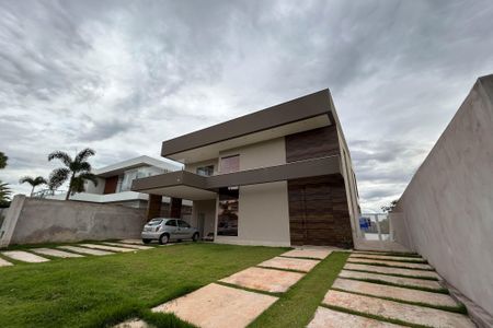 Casa de condomínio para alugar com 390m², 4 quartos e 6 vagasFachada