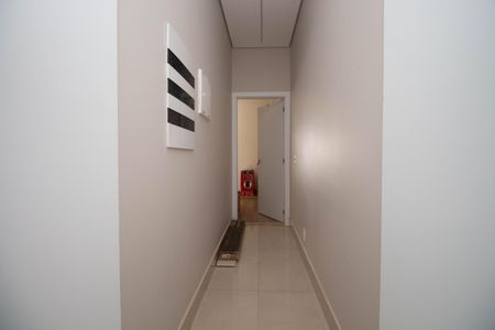 Casa de condomínio para alugar com 390m², 4 quartos e 6 vagasCorredor