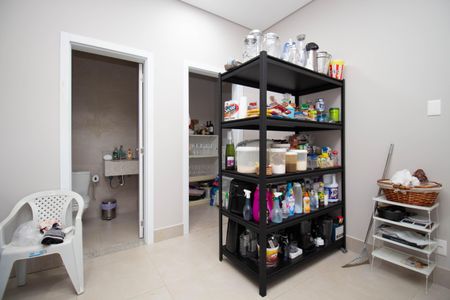 Casa de condomínio para alugar com 390m², 4 quartos e 6 vagasÁrea de Serviço