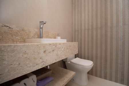 Casa de condomínio para alugar com 390m², 4 quartos e 6 vagasBanheiro Social