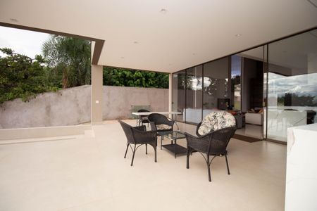 Casa de condomínio para alugar com 390m², 4 quartos e 6 vagasVaranda