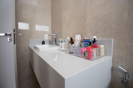 Casa de condomínio para alugar com 390m², 4 quartos e 6 vagasBanheiro da Suíte 3