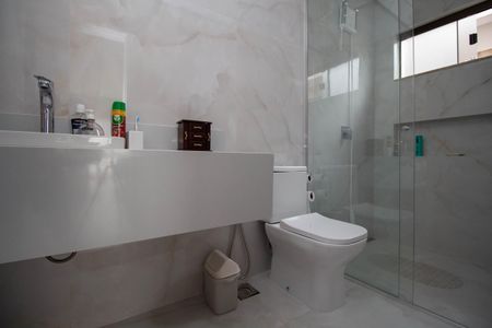 Casa de condomínio para alugar com 390m², 4 quartos e 6 vagasBanheiro da Suíte 4