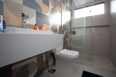 Casa de condomínio para alugar com 390m², 4 quartos e 6 vagasBanheiro da Suíte 2