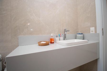 Casa de condomínio para alugar com 390m², 4 quartos e 6 vagasBanheiro da Suíte 1