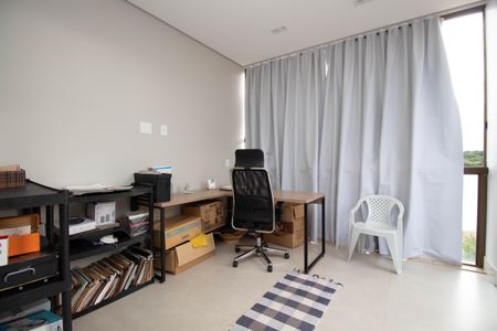 Casa de condomínio para alugar com 390m², 4 quartos e 6 vagasEscritório