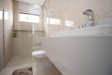 Casa de condomínio para alugar com 390m², 4 quartos e 6 vagasBanheiro da Suíte 1