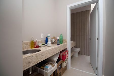 Casa de condomínio para alugar com 390m², 4 quartos e 6 vagasBanheiro Social