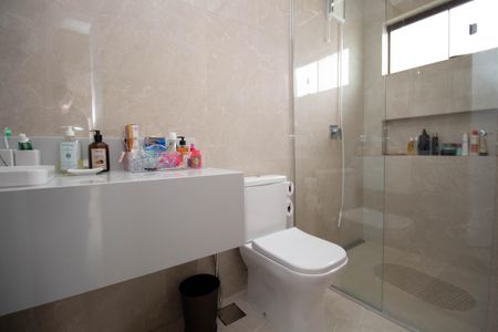 Casa de condomínio para alugar com 390m², 4 quartos e 6 vagasBanheiro da Suíte 3