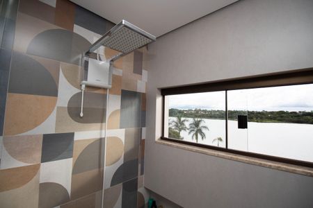 Casa de condomínio para alugar com 390m², 4 quartos e 6 vagasBanheiro da Suíte 2