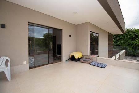 Casa de condomínio para alugar com 390m², 4 quartos e 6 vagasSacada