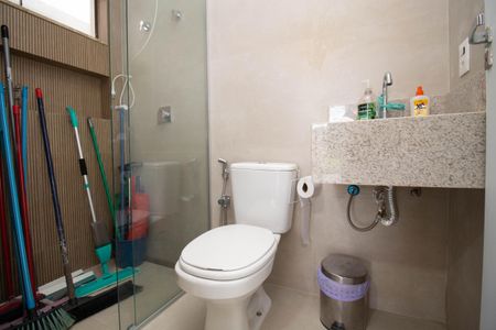 Casa de condomínio para alugar com 390m², 4 quartos e 6 vagasBanheiro de Serviço