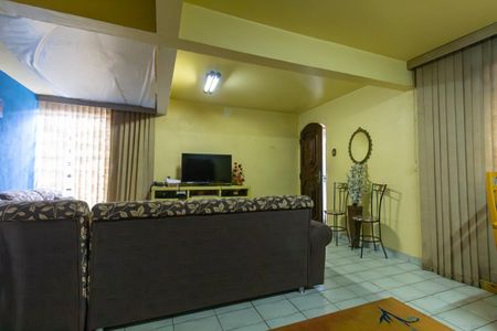 Casa à venda com 100m², 5 quartos e 2 vagas Casa à venda com 100m², 5 quartos e 2 vagasFachada