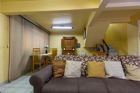 Casa à venda com 100m², 5 quartos e 2 vagas Casa à venda com 100m², 5 quartos e 2 vagasFachada