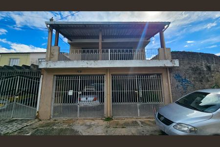 Casa à venda com 100m², 5 quartos e 2 vagas Casa à venda com 100m², 5 quartos e 2 vagasFachada