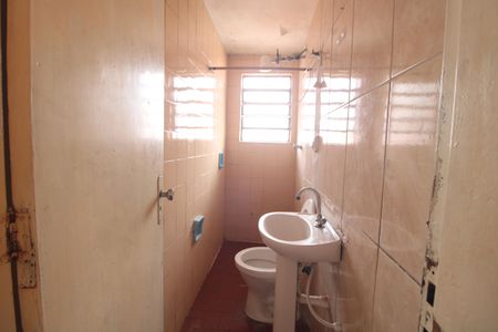 Banheiro de casa para alugar com 1 quarto, 40m² em Jardim Guarapiranga, São Paulo