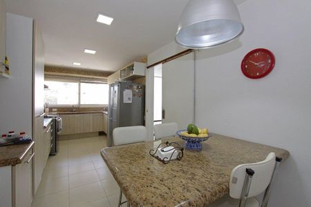 Casa à venda com 510m², 4 quartos e 3 vagasCozinha 