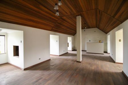 Casa à venda com 600m², 5 quartos e 6 vagas Casa à venda com 600m², 5 quartos e 6 vagasSótão