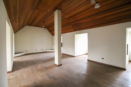 Casa à venda com 600m², 5 quartos e 6 vagas Casa à venda com 600m², 5 quartos e 6 vagasSótão