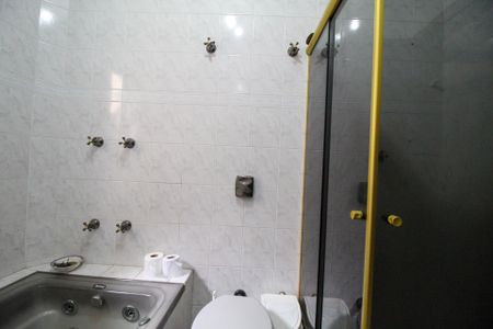 Casa à venda com 600m², 5 quartos e 6 vagas Casa à venda com 600m², 5 quartos e 6 vagasBanheiro 1