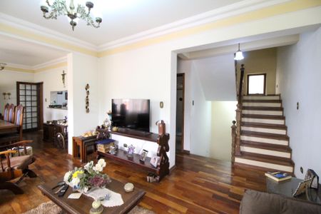 Casa à venda com 600m², 5 quartos e 6 vagas Casa à venda com 600m², 5 quartos e 6 vagasSala