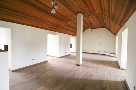 Casa à venda com 600m², 5 quartos e 6 vagas Casa à venda com 600m², 5 quartos e 6 vagasSótão