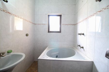 Casa à venda com 600m², 5 quartos e 6 vagas Casa à venda com 600m², 5 quartos e 6 vagasBanheiro da Suíte 2