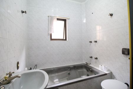 Casa à venda com 600m², 5 quartos e 6 vagas Casa à venda com 600m², 5 quartos e 6 vagasBanheiro 1