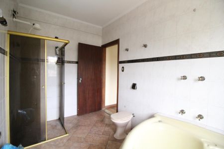 Casa à venda com 600m², 5 quartos e 6 vagas Casa à venda com 600m², 5 quartos e 6 vagasBanheiro da Suite 1