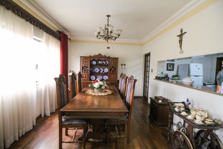 Casa à venda com 600m², 5 quartos e 6 vagas Casa à venda com 600m², 5 quartos e 6 vagasSala