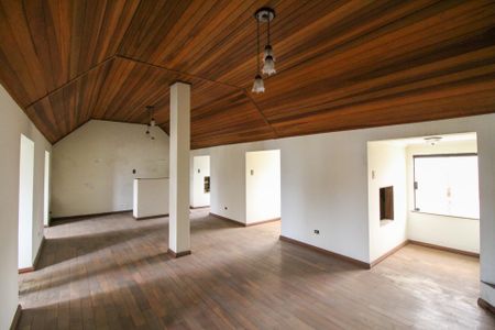 Casa à venda com 600m², 5 quartos e 6 vagas Casa à venda com 600m², 5 quartos e 6 vagasSótão