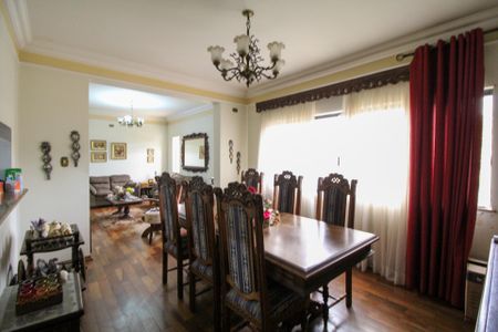 Casa à venda com 600m², 5 quartos e 6 vagas Casa à venda com 600m², 5 quartos e 6 vagasSala