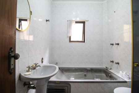 Casa à venda com 600m², 5 quartos e 6 vagas Casa à venda com 600m², 5 quartos e 6 vagasBanheiro 1