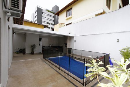 Casa à venda com 380m², 4 quartos e 4 vagasPiscina