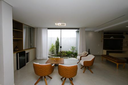 Sala de casa à venda com 4 quartos, 380m² em Santa Lúcia, Belo Horizonte