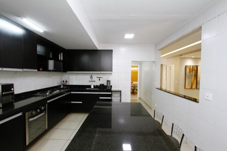 Casa à venda com 380m², 4 quartos e 4 vagasCozinha