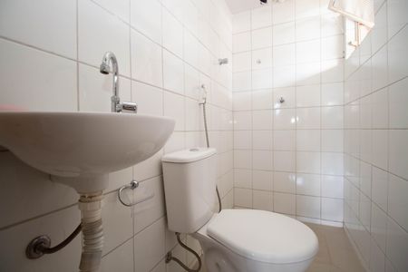 Banheiro de kitnet/studio para alugar com 1 quarto, 28m² em Cln 208, Brasília