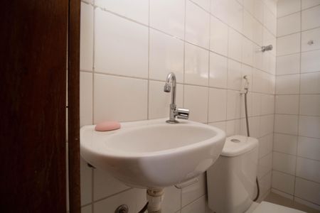 Banheiro de kitnet/studio para alugar com 1 quarto, 28m² em Cln 208, Brasília