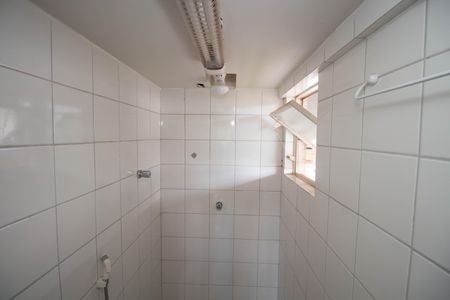 Banheiro de kitnet/studio para alugar com 1 quarto, 28m² em Cln 208, Brasília