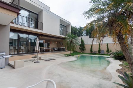 Casa de condomínio à venda com 318m², 3 quartos e 4 vagasPiscina