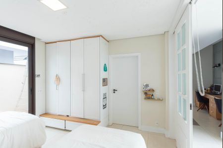 Casa de condomínio à venda com 318m², 3 quartos e 4 vagasSuíte 2