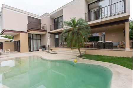 Casa de condomínio à venda com 318m², 3 quartos e 4 vagasPiscina