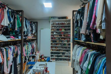 Casa de condomínio à venda com 318m², 3 quartos e 4 vagasCloset da Suíte 1
