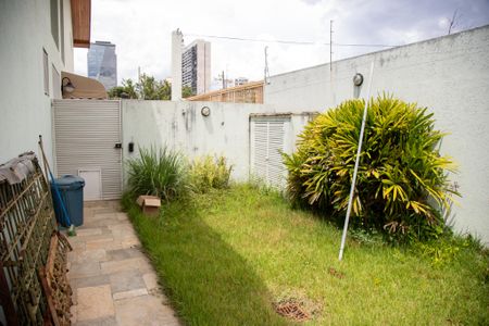 Casa para alugar com 415m², 3 quartos e 5 vagasQuintal