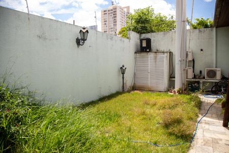 Casa para alugar com 415m², 3 quartos e 5 vagasQuintal