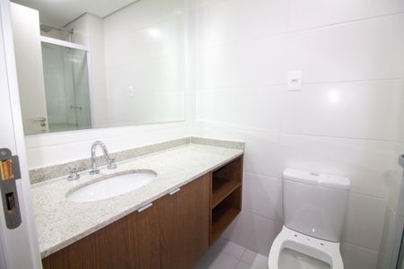 Banheiro de kitnet/studio para alugar com 1 quarto, 32m² em Jardim das Acacias, São Paulo