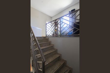 Casa à venda com 200m², 3 quartos e 2 vagasEscada