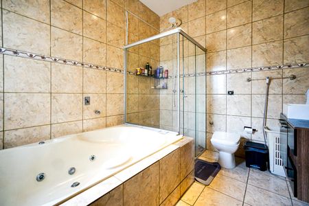 Casa à venda com 250m², 4 quartos e 2 vagasBanheiro da suíte